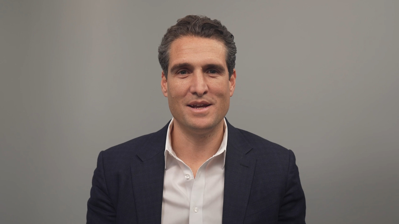 Credit Opportunities in 2026: From a Seller’s Market to a Buyer’s Market Abstract image featuring layered green wavy shapes, creating a sense of depth and motion on a smooth gradient background.